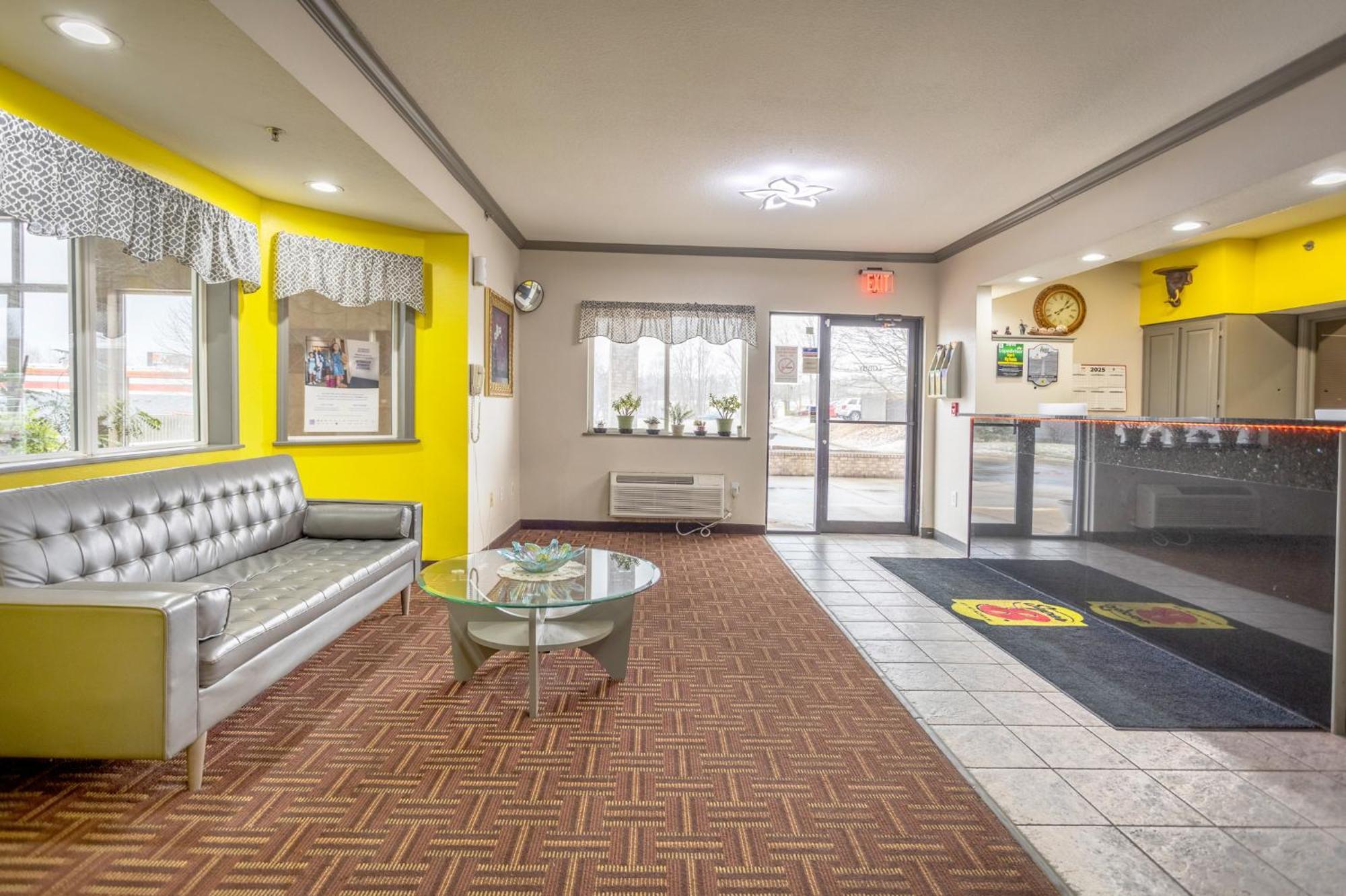 Motel Super 8 By Wyndham Big Rapids Exterior foto