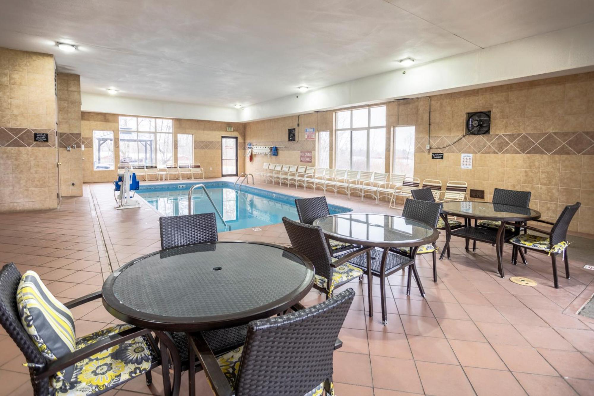 Motel Super 8 By Wyndham Big Rapids Exterior foto